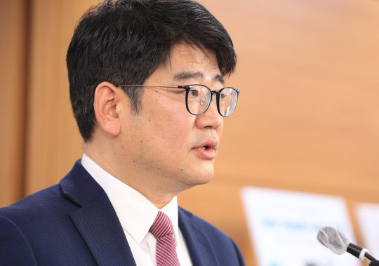 권재한 농림축산식품부 식품산업정책실장이 지난해 12월 30일 오전 세종시 정부세종청사에서 지속가능한 낙농산업 발전 정책 방향과 관련해 브리핑하고 있다. <연합뉴스>